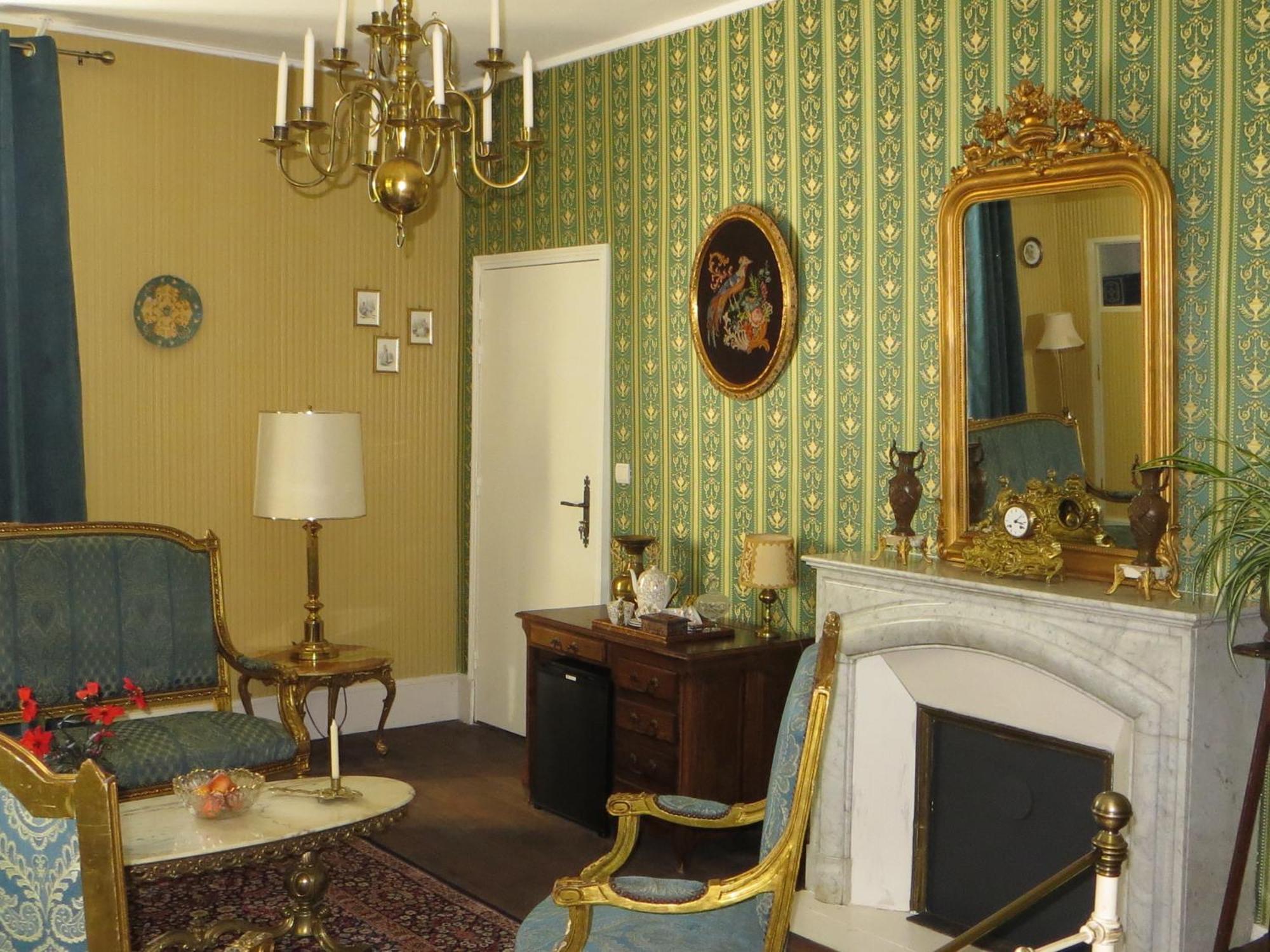 Le Bailli De Montsaugeon Bed & Breakfast Ruang foto