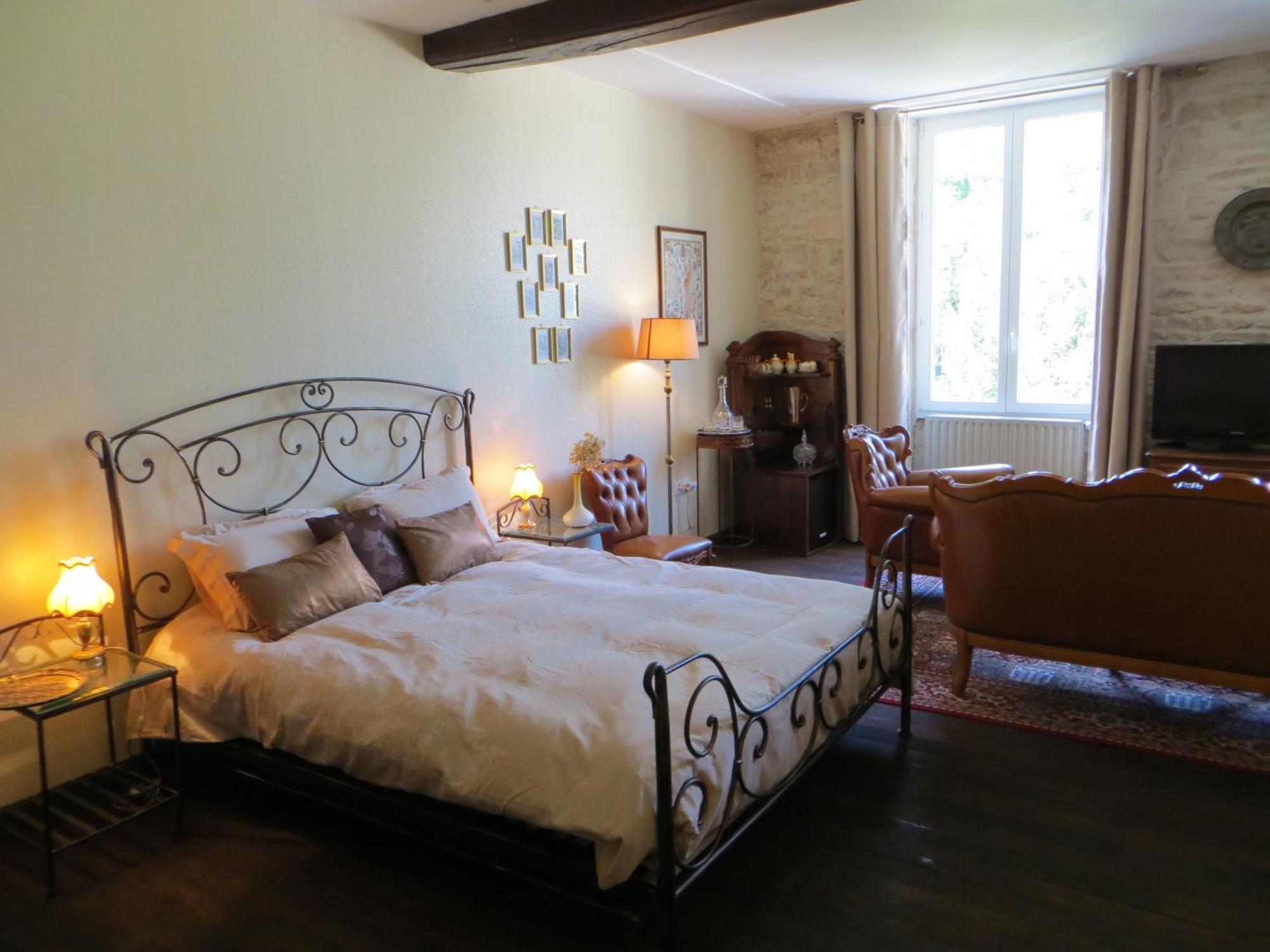 Le Bailli De Montsaugeon Bed & Breakfast Ruang foto